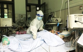Chủ tịch Đà Nẵng xin hỗ trợ từ Bình Định và Hải Phòng, ngành y "chia lửa" nơi tâm dịch