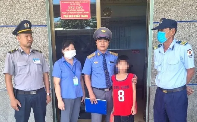Cháu bé được giữ lại tại ga Đà Nẵng để đưa trở về với gia đình.