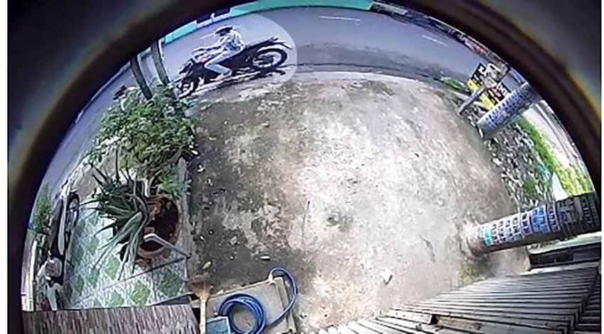 Nam thanh niên chạy xe máy nhiều vòng trước khi ra tay giật dây chuyền. Ảnh chụp từ clip