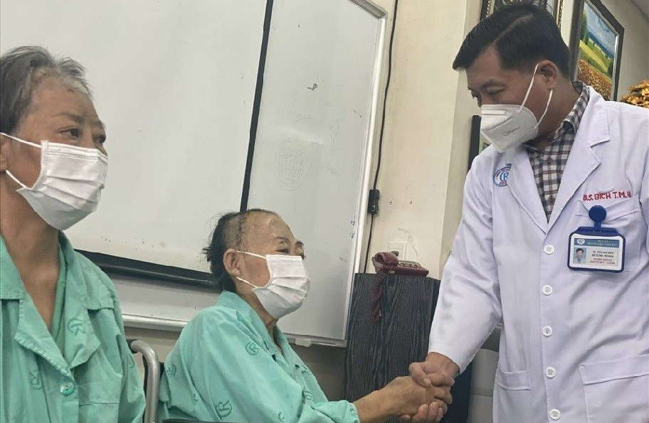  Trong 2 tháng qua, Bệnh viện Chợ Rẫy đã tiếp nhận 11 bệnh nhân với các triệu chứng đau đầu, nghẹt mũi, sưng mặt và mắt. 
