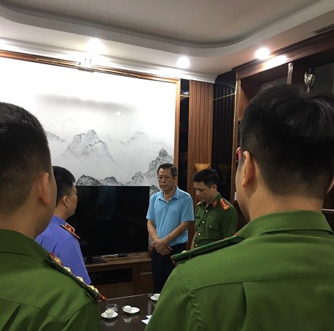 Lực lượng chức năng có mặt, khám xét nơi ở của ông Nguyễn Bá Hùng tại khu nhà ở Vinhomes, phường Đông Hải, Tp.Thanh Hóa.