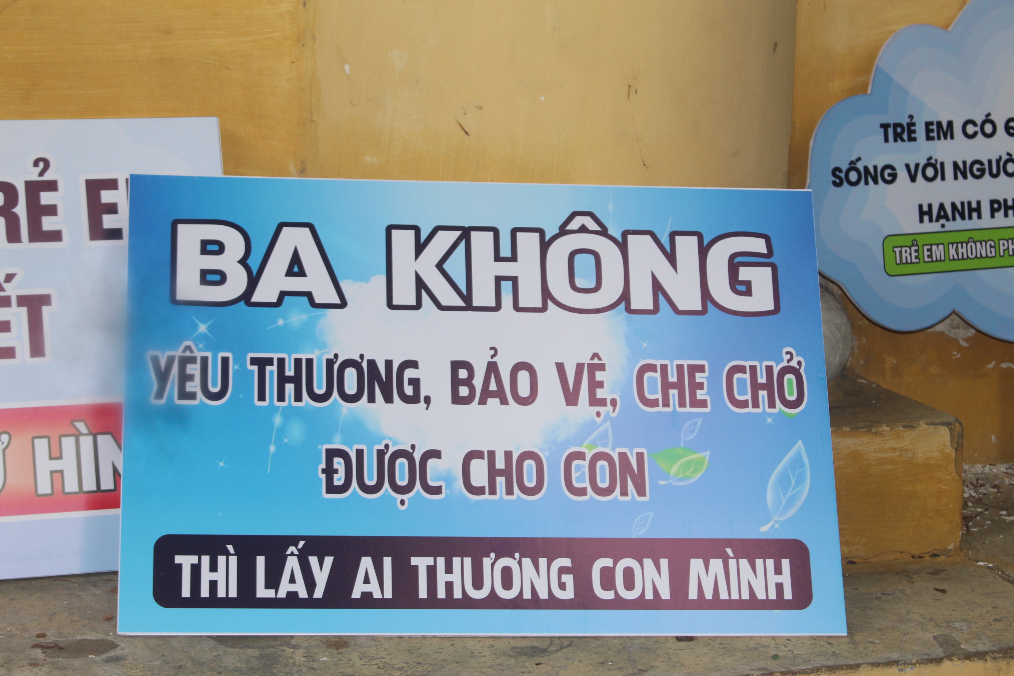 Một tấm bảng với nội dung lên án hành động vô nhân tính của Thái.