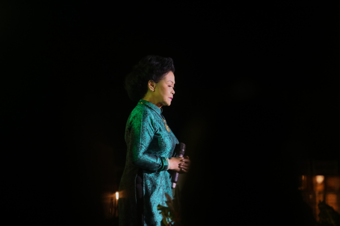 Ca sĩ Khánh Ly biểu diễn trong đêm live concert Dấu chân địa đàng, nằm trong chuỗi show "Như một lời chia tay" tại Đà Lạt, ngày 25/6.