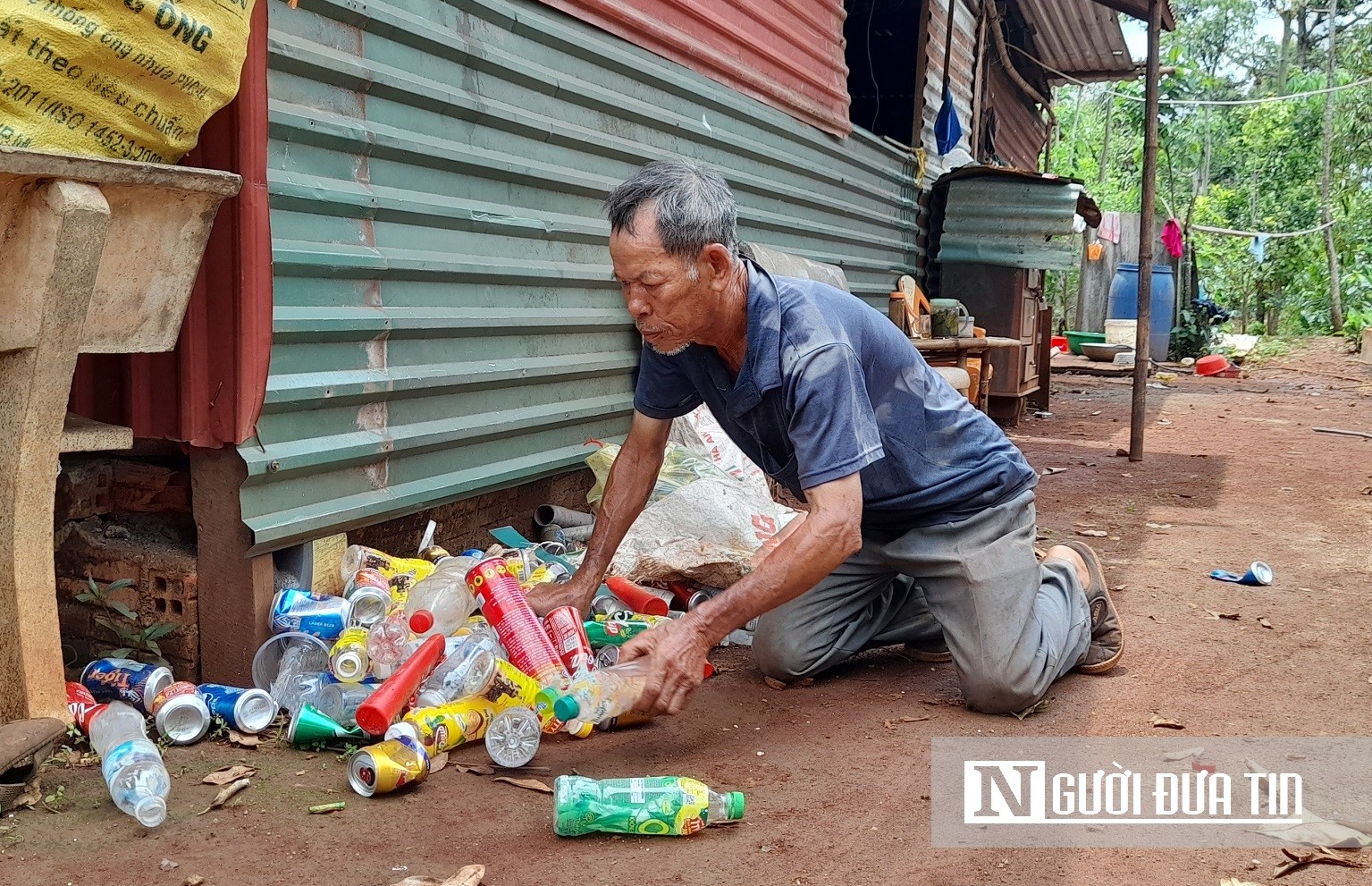Sau khi bị thu hồi đất, san ủi chòi rẫy, cuộc sống của gia đình ông Trần Xuân Rãng gặp nhiều khó khăn.