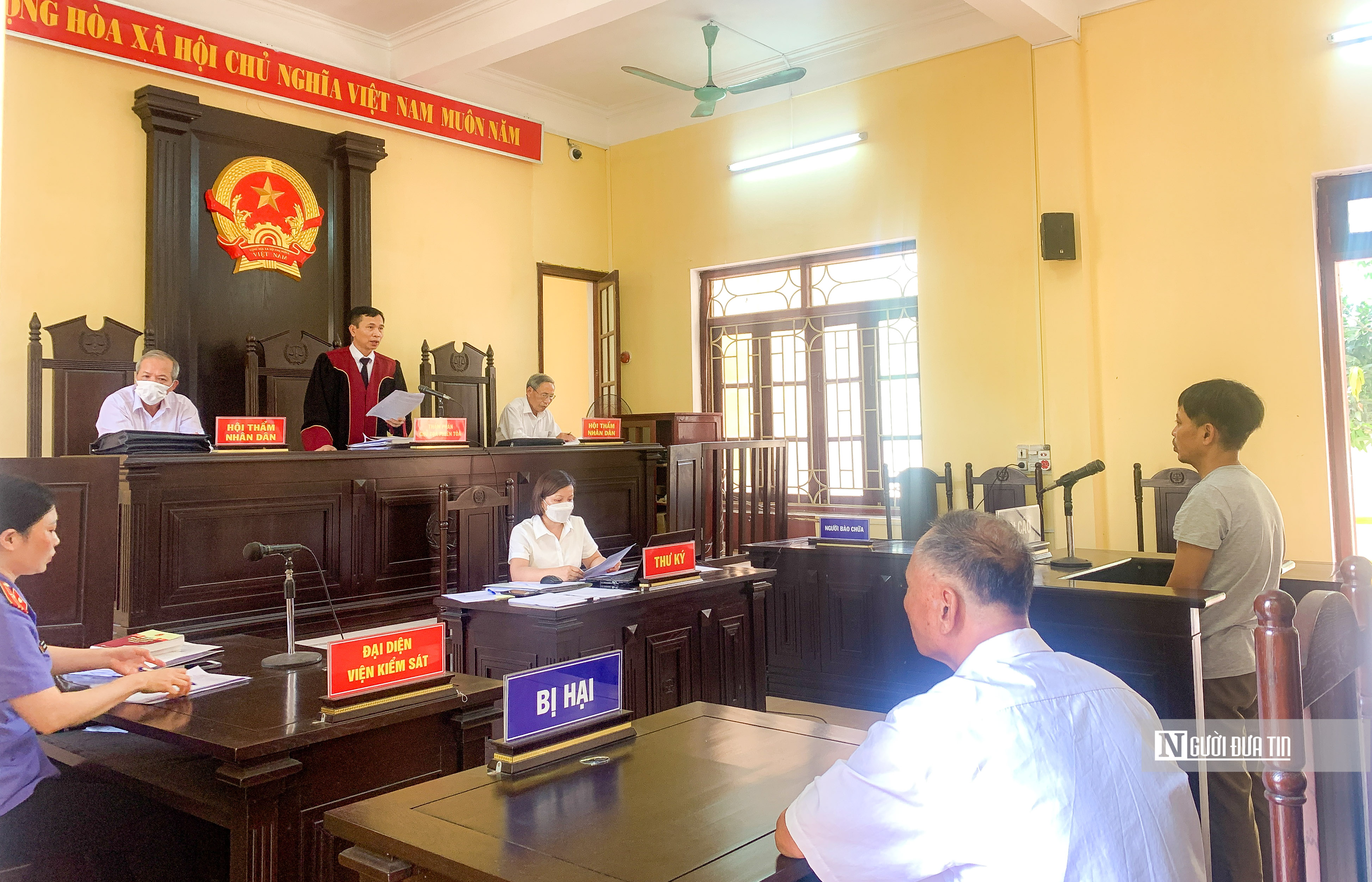 TAND Thị xã Duy Tiên tuyên phạt 4 năm tù bị cáo Lê Hồng Sơn vì tội vi phạm quy định về tham gia giao thông đường bộ.