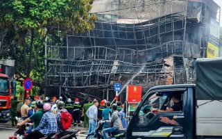 Hà Nội: Cháy lớn thiêu rụi cửa hàng kinh doanh máy tính
