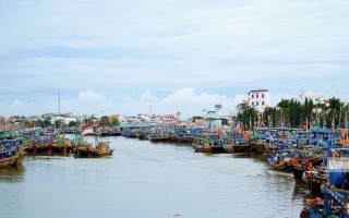 Bình Thuận: Chìm tàu, 12 ngư dân rơi xuống biển, 4 người mất tích