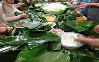 Ấm lòng người dân xứ Nghệ gói bánh chưng tiếp tế bà con vùng lũ lụt