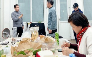 Nghệ sĩ Vân Dung chia sẻ hình ảnh bữa ăn "đạm bạc" của các Táo