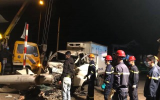 Xe tải va chạm xe máy trong đêm, 3 người tử vong thương tâm