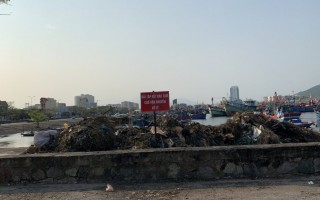 Vụ xe chở rác đỗ "thị uy": Hé lộ thông tin về gói thầu bạc tỷ