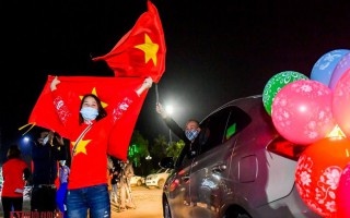 Người dân Hải Dương ăn mừng dỡ bỏ cách ly