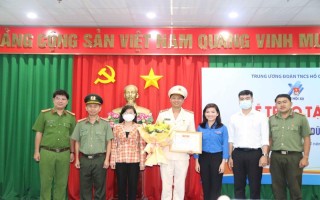 Đại úy Thái Ngô Hiếu nhận “Huy hiệu tuổi trẻ dũng cảm” của Trung ương Đoàn