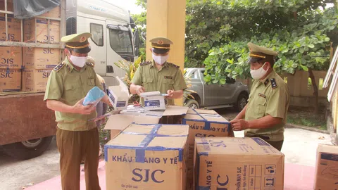 Bắt giữ 390.000 chiếc khẩu trang y tế không rõ nguồn gốc “tuồn” từ Nam ra Bắc tiêu thụ