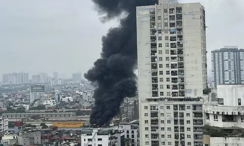 Cháy nhà 7 tầng ở Hà Nội, khói đen cao hàng chục mét