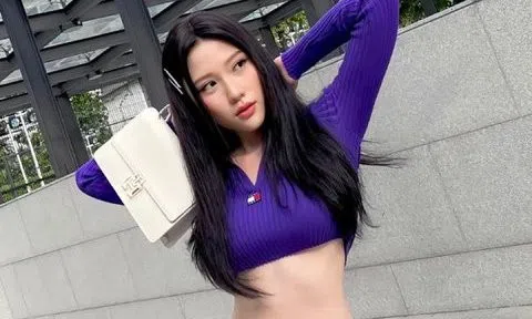 Sau khi giảm 12kg, em gái Trấn Thành chăm mặc khoe eo mix túi hiệu "lên tay"