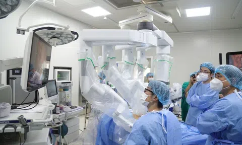 Phẫu thuật bằng robot hiện đại cho 4 bệnh nhân ung thư 