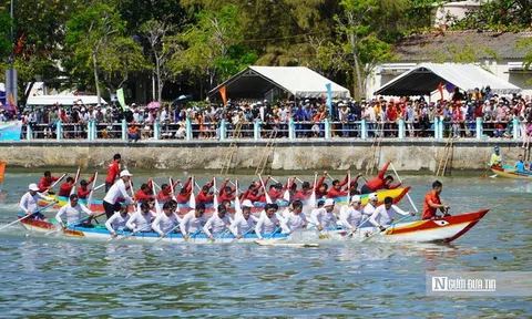 Kịch tính màn đua thuyền bên dòng sông Cà Ty ngày đầu năm