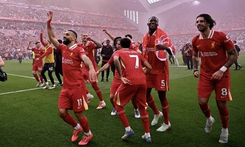 Đăng quang sớm tại Premier League, Liverpool vẫn chưa được nâng cúp