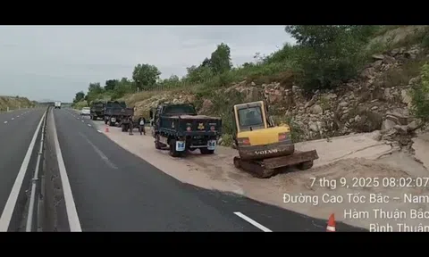 Lại xảy ra sạt lở, cát tràn xuống cao tốc Vĩnh Hảo – Phan Thiết, giao thông ùn ứ nhiều giờ