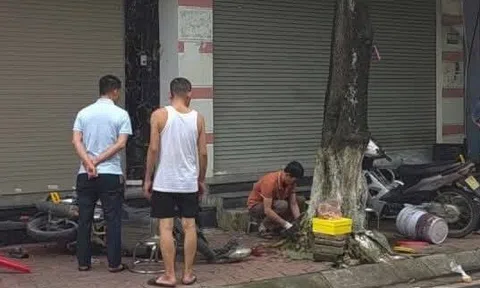 Vặn tay ga xe đang nổ máy, bé trai 7 tuổi lao xe lên vỉa hè tử vong