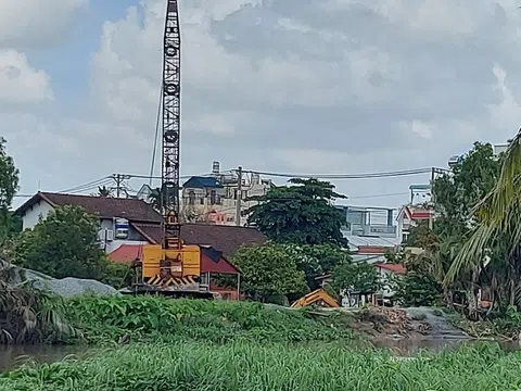 Tp.HCM: Bãi tập kết vật liệu xây dựng uy hiếp đê bao rạch Cầu Võng