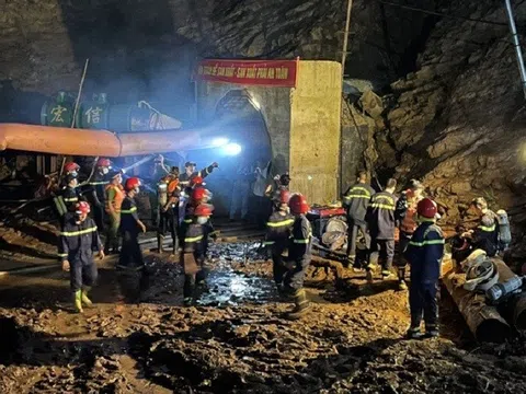 Xuyên đêm cứu hộ nạn nhân bị lũ cuốn mắc kẹt trong hầm thủy điện ở Điện Biên