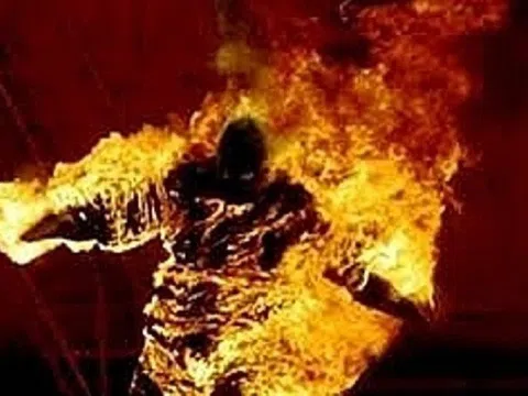 Người phụ nữ mang xăng tới nhà nhân tình tự thiêu do bị chia tay