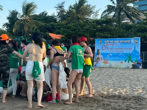 Nữ du khách cởi áo ngực ở bãi biển: Lột đồ thắng trò chơi để lấy tiền?