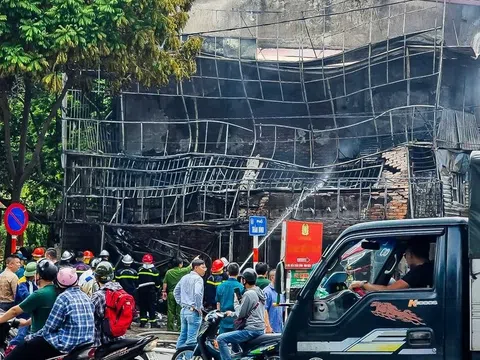 Hà Nội: Cháy lớn thiêu rụi cửa hàng kinh doanh máy tính