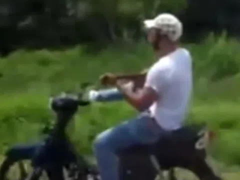 Đồng Nai: Xác minh thông tin thanh niên điều khiển xe máy, tay ôm đàn