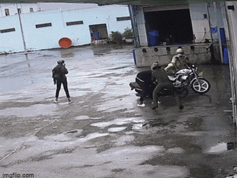 Xác minh đoạn clip công an vung tay "múa võ" với người vi phạm