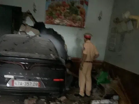 Đang nằm trong nhà, người đàn ông bị xe ô tô lao vào tông tử vong