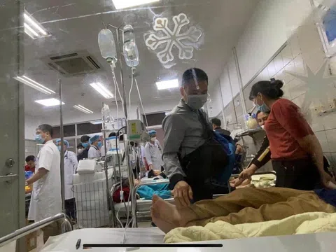 50 học sinh nghi ngộ độc, đề nghị tạm dừng hoạt động bếp ăn tập thể