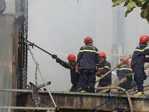 Lửa bao trùm kho vải giữa khu dân cư Đà Nẵng