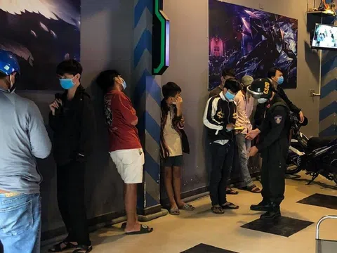 Liên tiếp vi phạm quy định cách ly xã hội ở Đà Nẵng: Người "chơi ngông", kẻ hám lợi?!