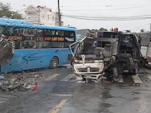 Điều tra nguyên nhân va chạm giữa xe chở rác và ô tô khách khiến nhiều người văng ra ngoài bất động