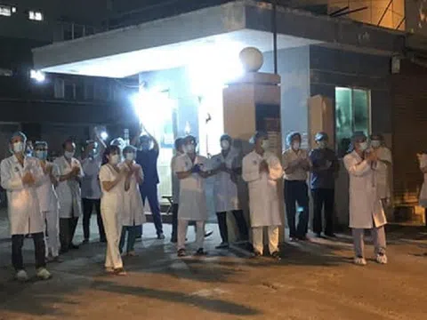 Đà Nẵng: Hàng ngàn người dân bước ra đường sau 0 giờ reo vui như "đêm giao thừa"