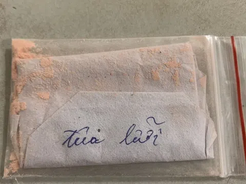 Bé 3 tháng tuổi bị ngộ độc chì vì đánh tưa lưỡi bằng thuốc cam