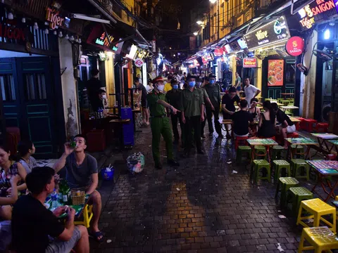 Những khuôn mặt“vô cảm” tụ tập mùa Covid- 19: Mối họa nhãn tiền từ những kẻ “chưa thấy quan tài chưa nhỏ lệ”