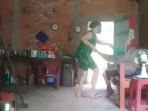 Long An: Xác minh nghi vấn con gái đổ chất thải lên đầu mẹ già