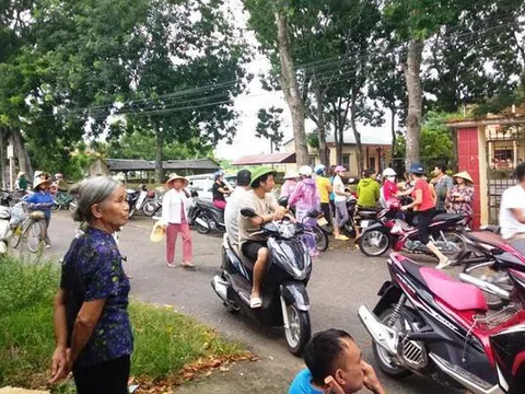 Phản đối sáp nhập trường, hàng trăm phụ huynh ở Thanh Hoá không cho con tới lớp