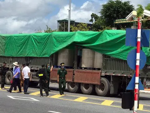Quảng Ninh: Phát hiện hai xe container chở "chất lạ"