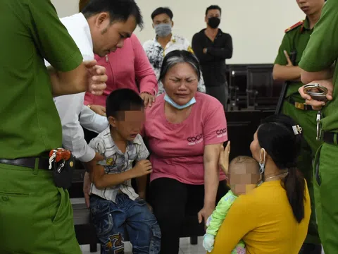 Nghẹn lòng cảnh cậu bé 5 tuổi khóc trong phiên tòa xét xử mẹ tội mua bán người