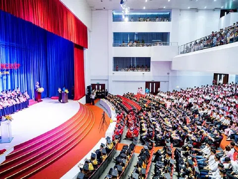 Hàng ngàn sinh viên có nguy cơ không được cấp bằng tốt nghiệp vì Hiệu trưởng bị đình chỉ