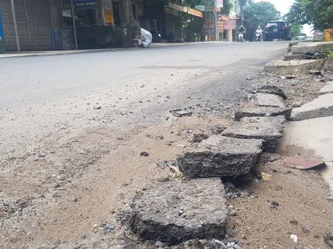 Hà Nội: Vì sao đường vừa duy tu đã có thể bóc lên từng mảng?