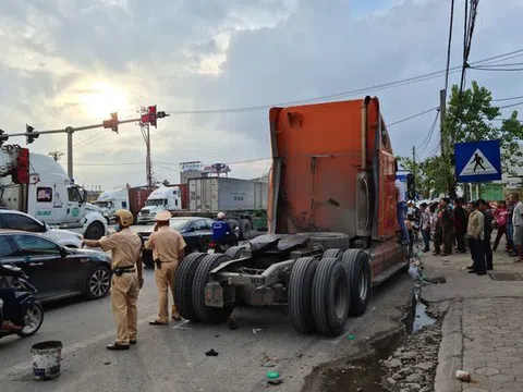 Hải Phòng: 7 xe máy bị đầu kéo húc văng, 6 người bị thương