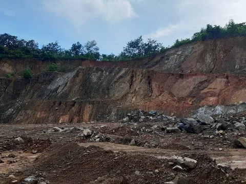 Ai tạo điều kiện cho doanh nghiệp khai thác đất “chui”?