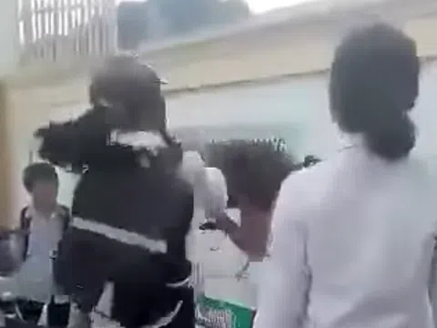Nữ sinh bị nhóm bạn cùng lớp đánh hội đồng ngay trước cổng trường