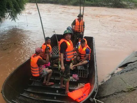 Khẩn trương tìm kiếm hai cha con bị nước lũ cuốn trôi
